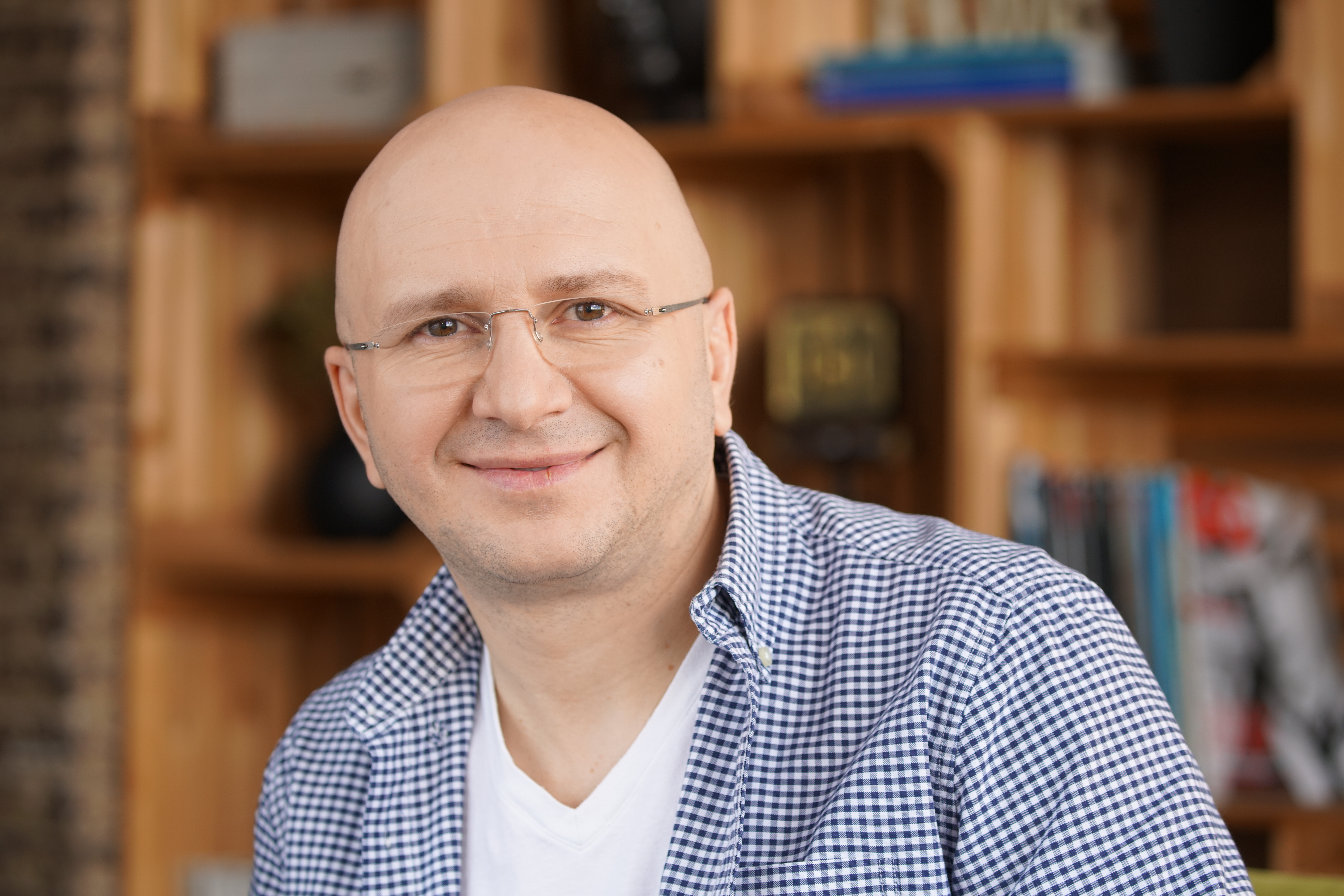 Этапы обследования психосоматики онлайн — врач Виталий Затворницкий проводит видеоконсультацию, пациент заполняет опросники PHQ-9 и GAD-7